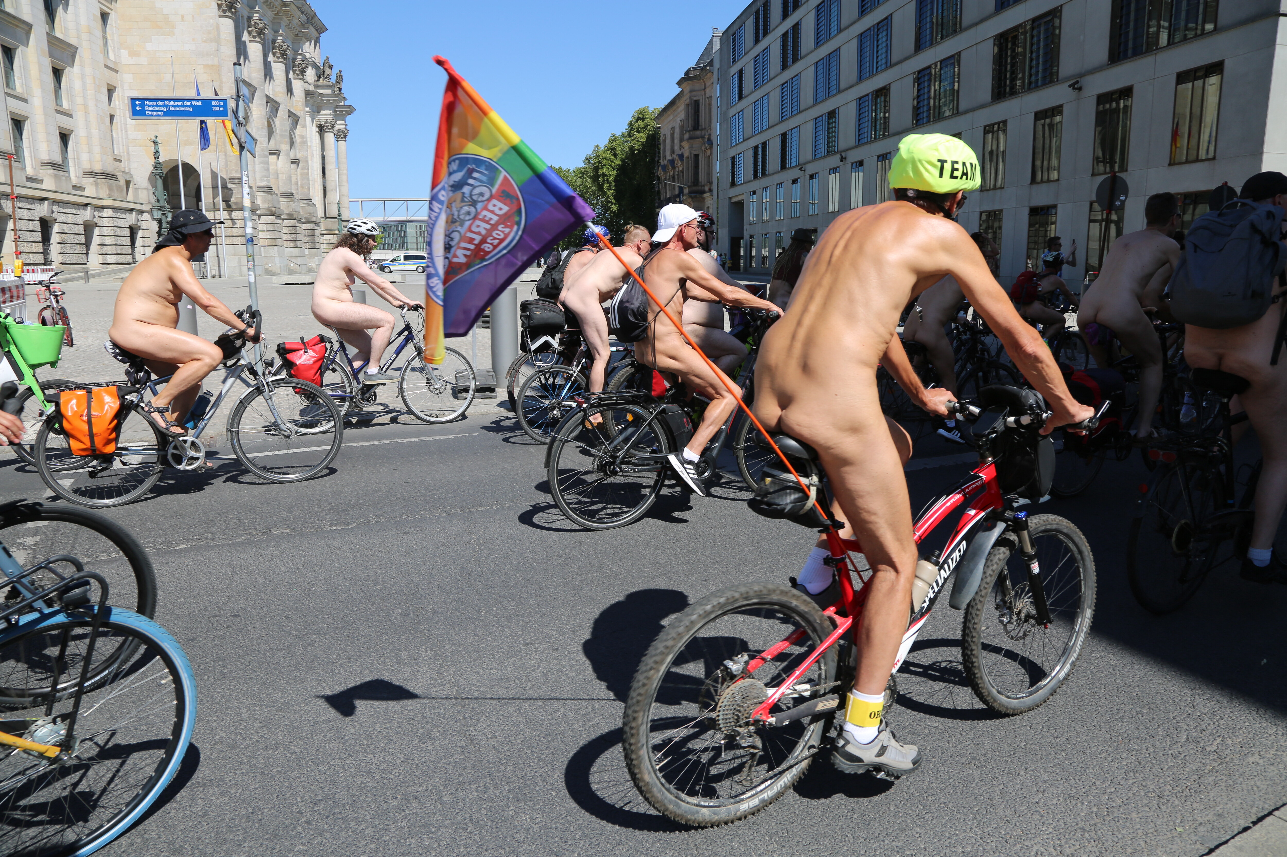 In 500 nudi in bicicletta per le strade di Berlino