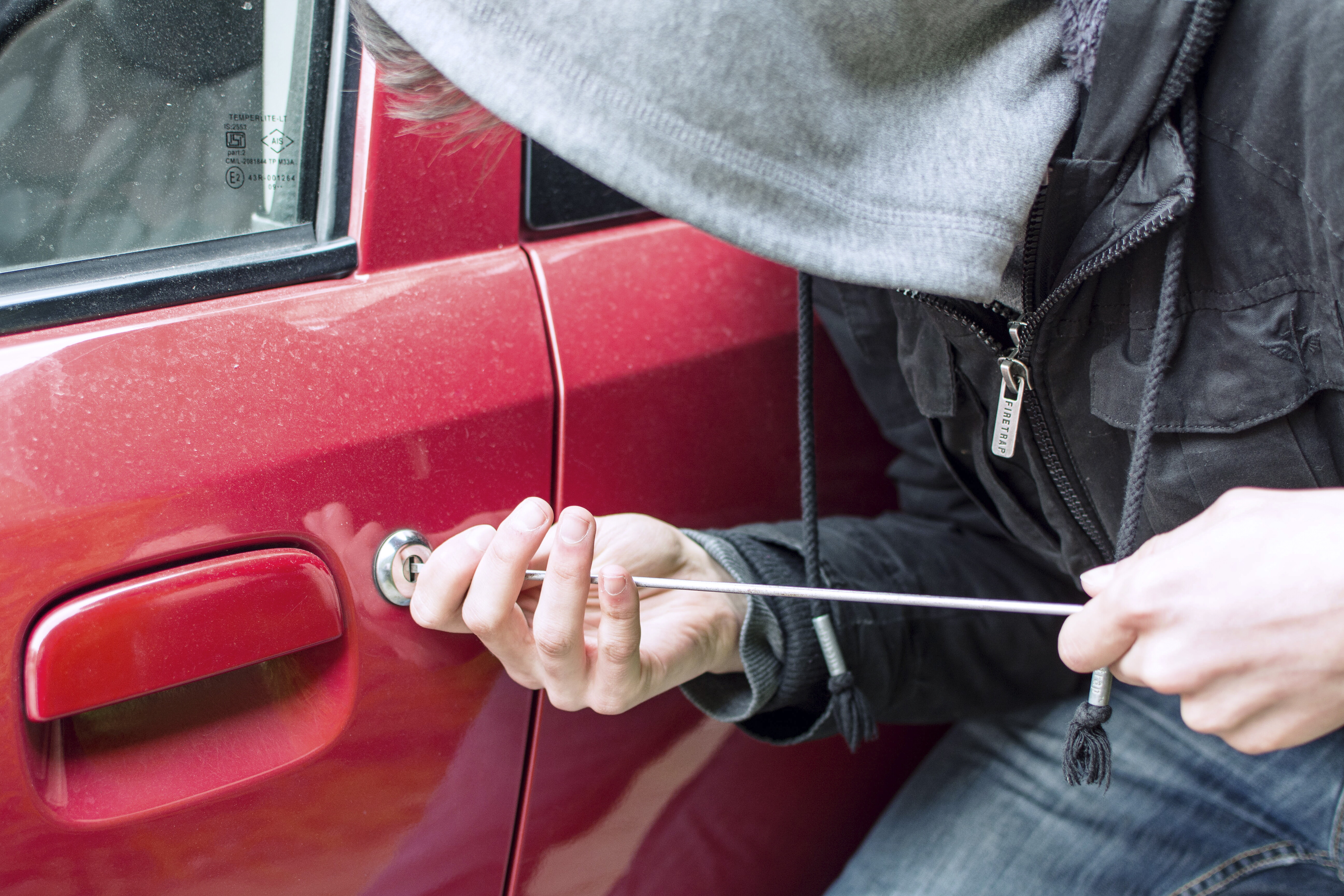 Furti di auto e moto in aumento, è allarme: come difendersi?