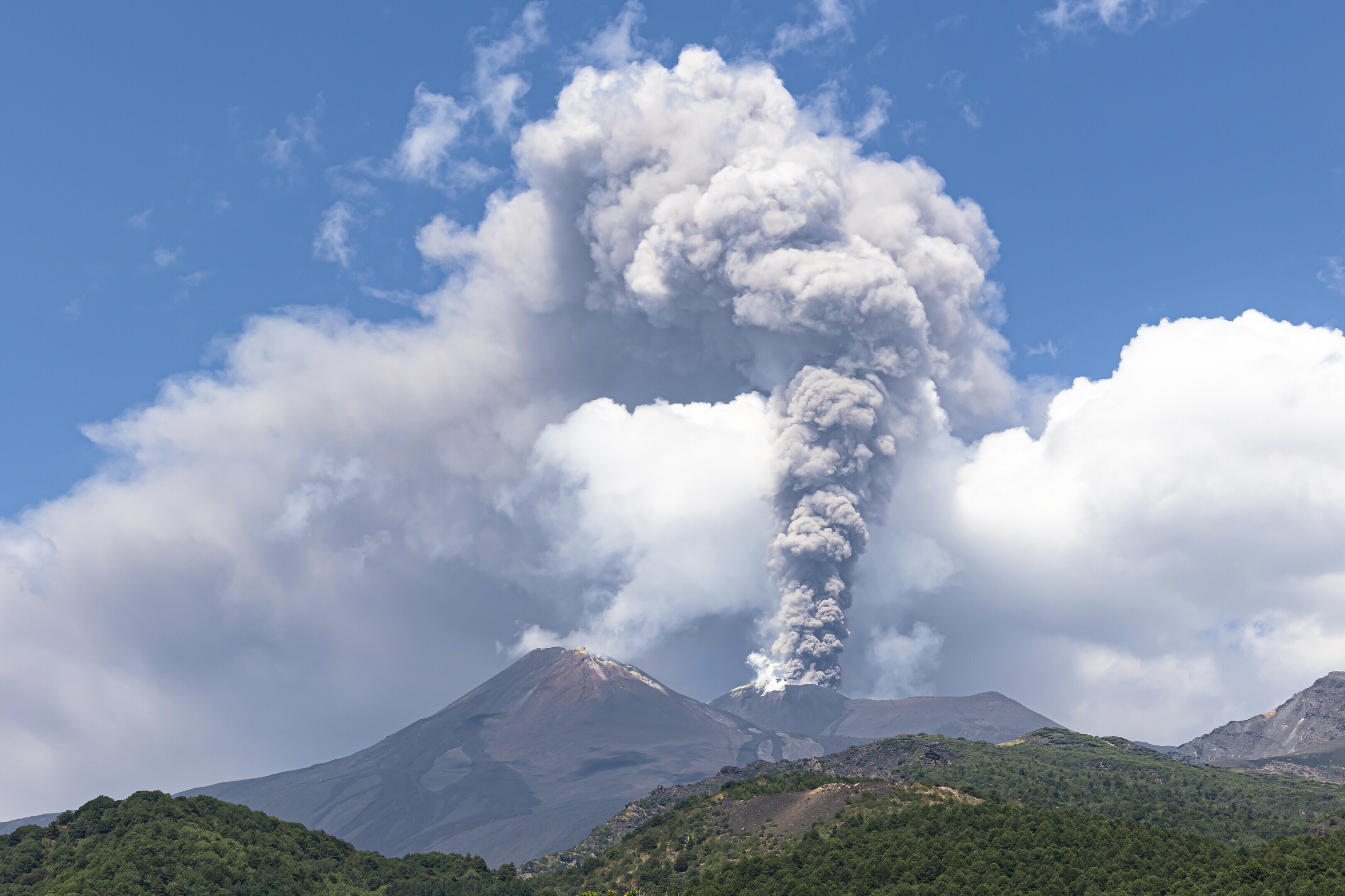 Nuova eruzione dell'Etna: cenere su Catania, voli dirottati a Palermo