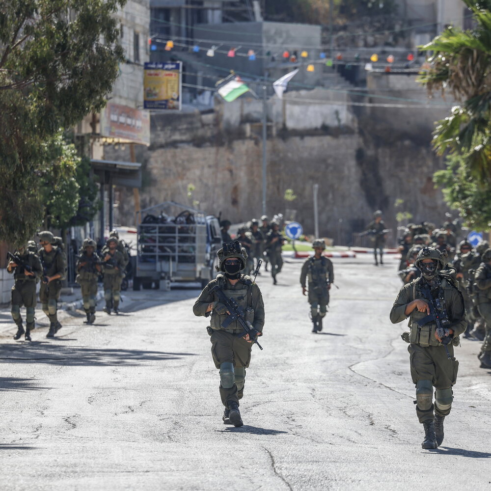 Anteprima: Evacuati i 5 italiani in Cisgiordania bloccati nel villaggio assediato dai coloni israeli…