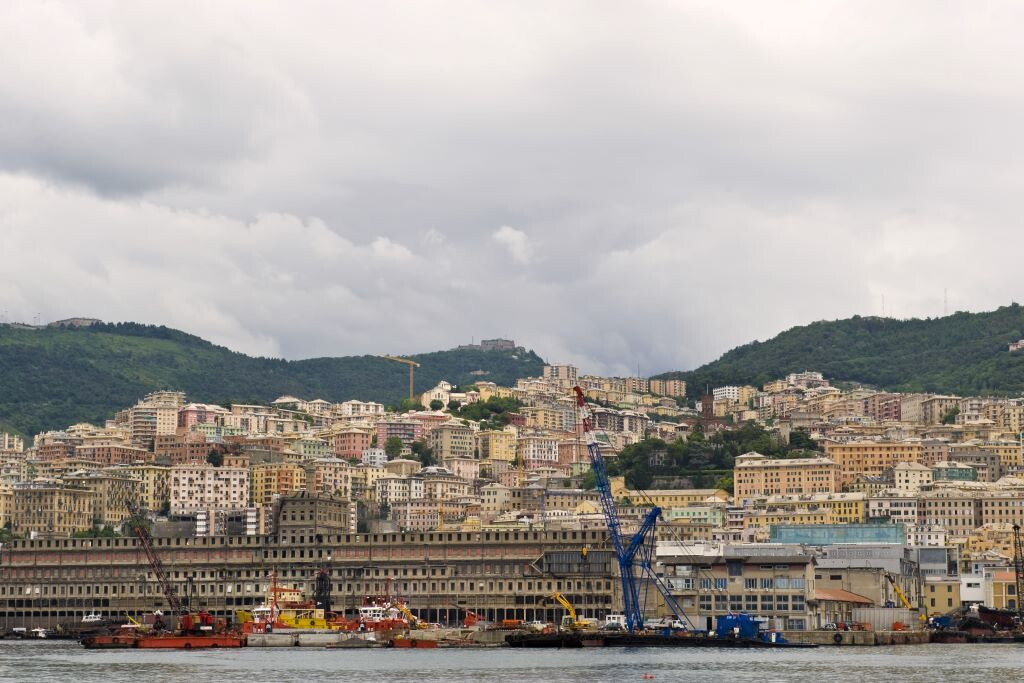 Genova, accoltella la sorella e muore cadendo dalla finestra