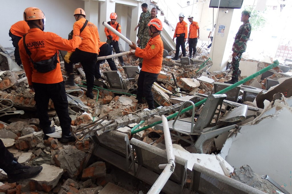 Indonesia: 47 morti per il sisma a Flores, oltre 5mila sfollati cercano aiuti