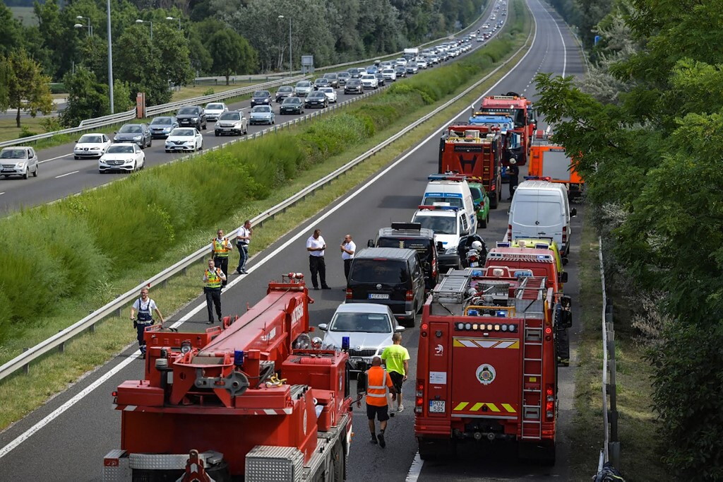 Strage in autostrada in Ungheria, autobus precipita nel fossato: 12 morti