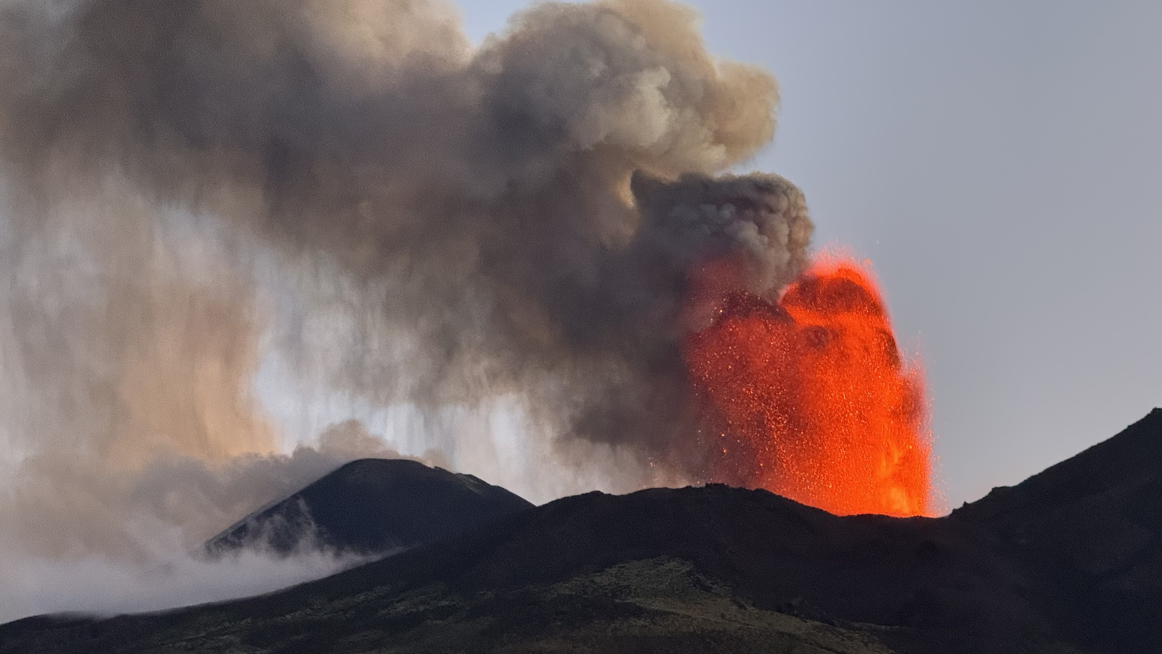 Ceneri e lapilli dall'Etna, l'aeroporto di Catania limita ancora gli arrivi. Morto un escu...