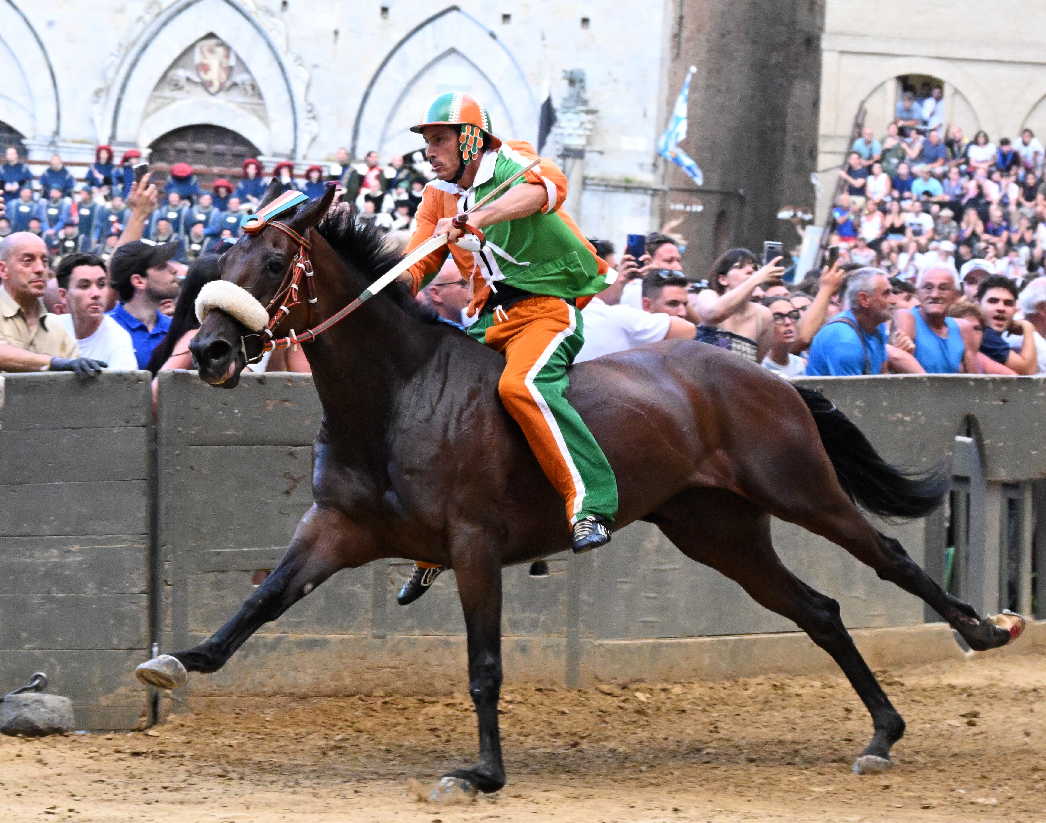 Palio di Siena, vince il Nicchio dopo 28 anni. Ma che spavento nel finale!