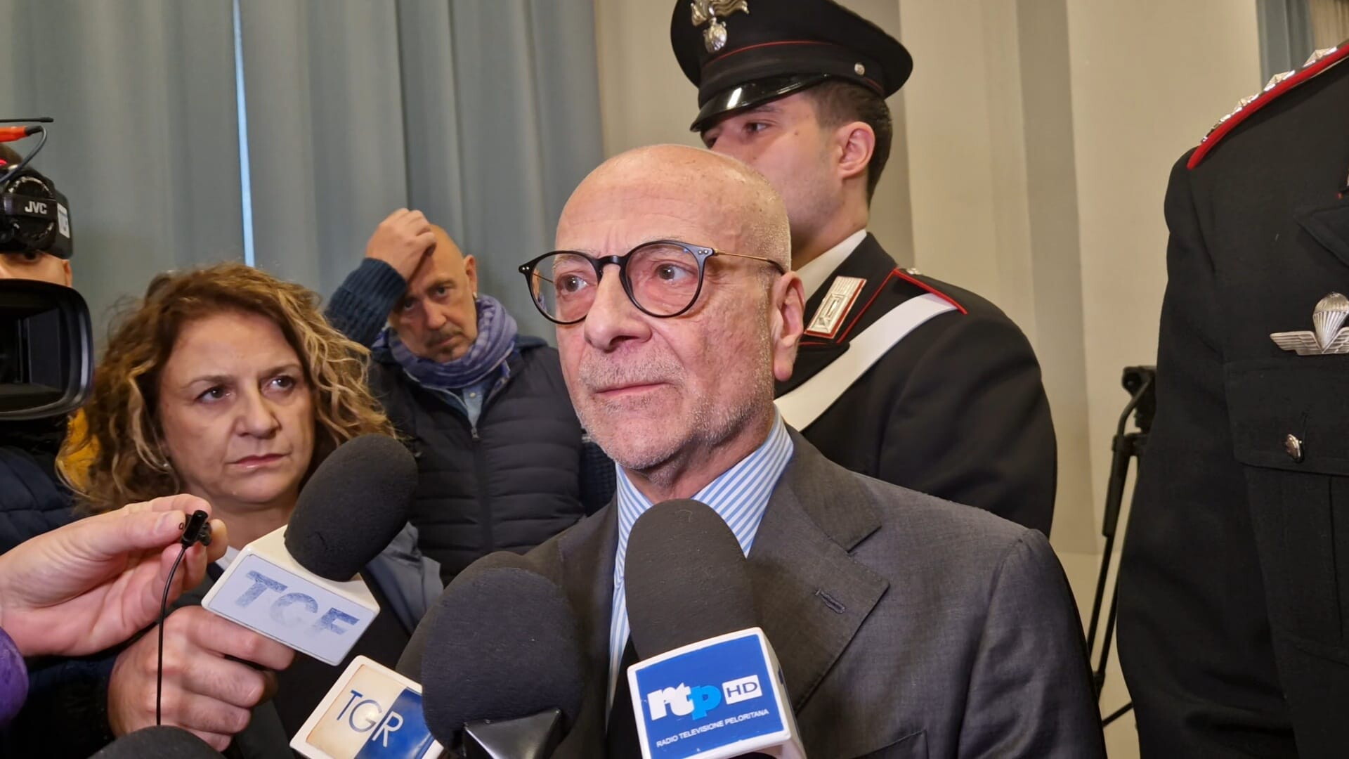 La chiamata alla polizia di Messina, "ci sono due quadri in mezzo alla strada" [AUDIO]