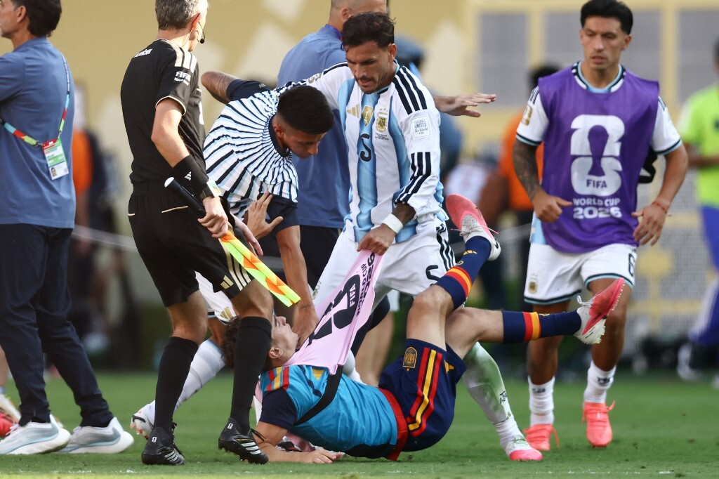 Calcio, stangata della Fifa sull'Argentina: 10 turni di stop a Paredes, 7 a Molina