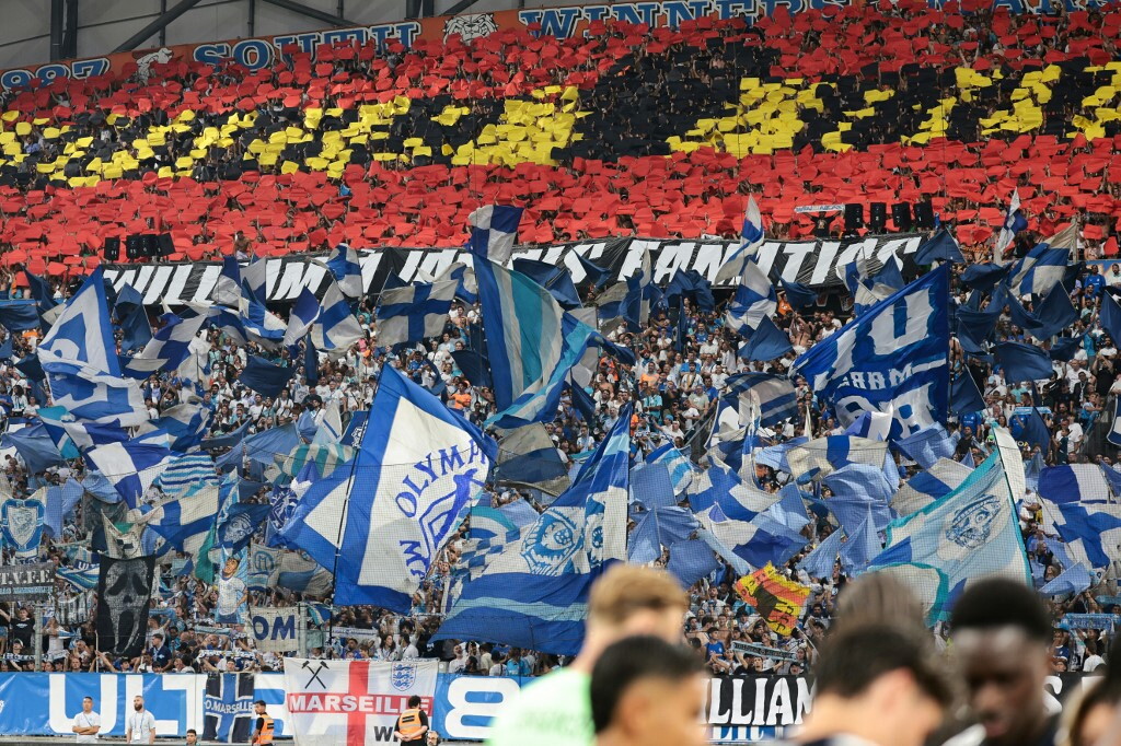 La curva del Marsiglia omaggia la Spagna, bufera sui social
