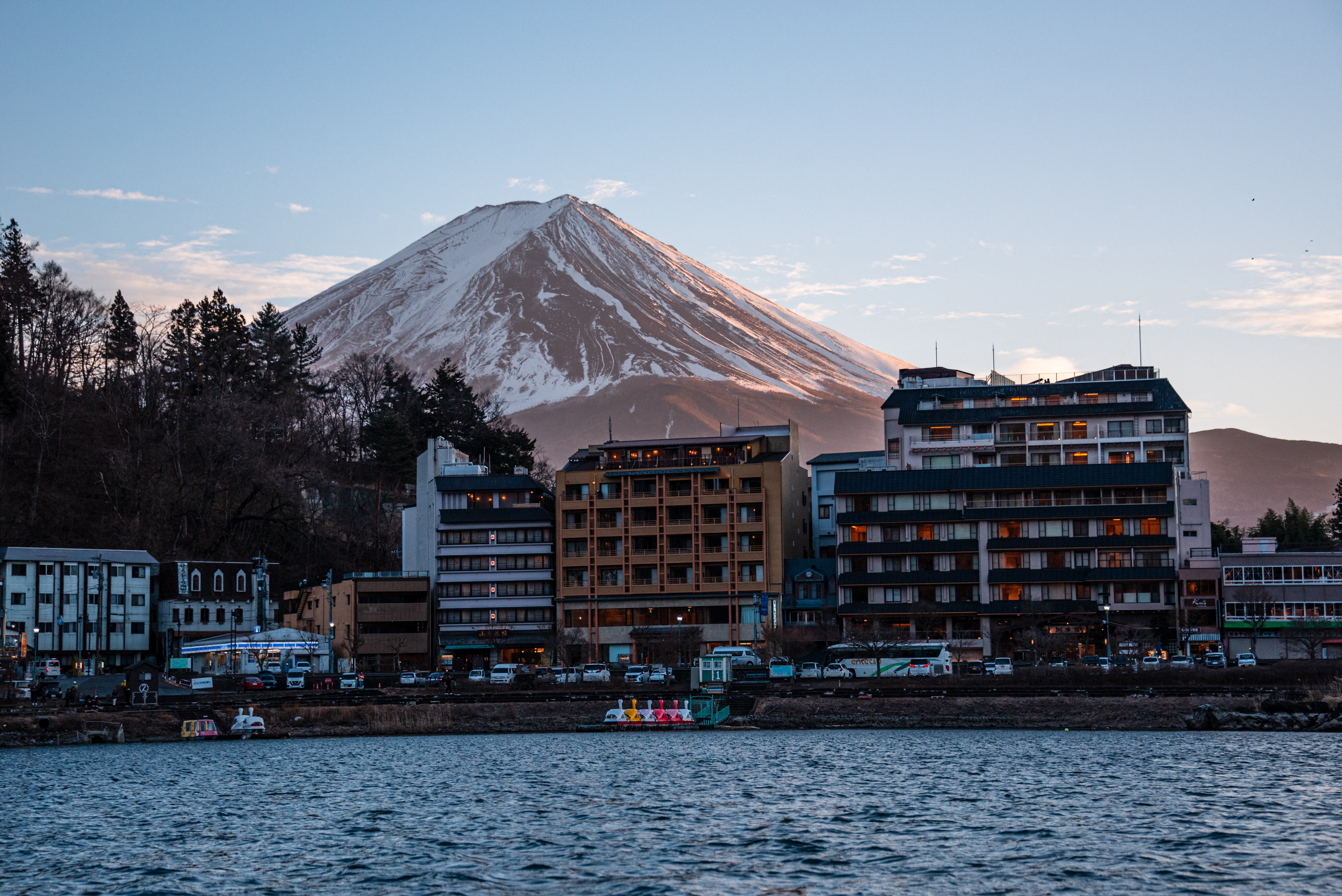 Lascia il figlio di 7 anni sul monte Fuji per continuare la scalata