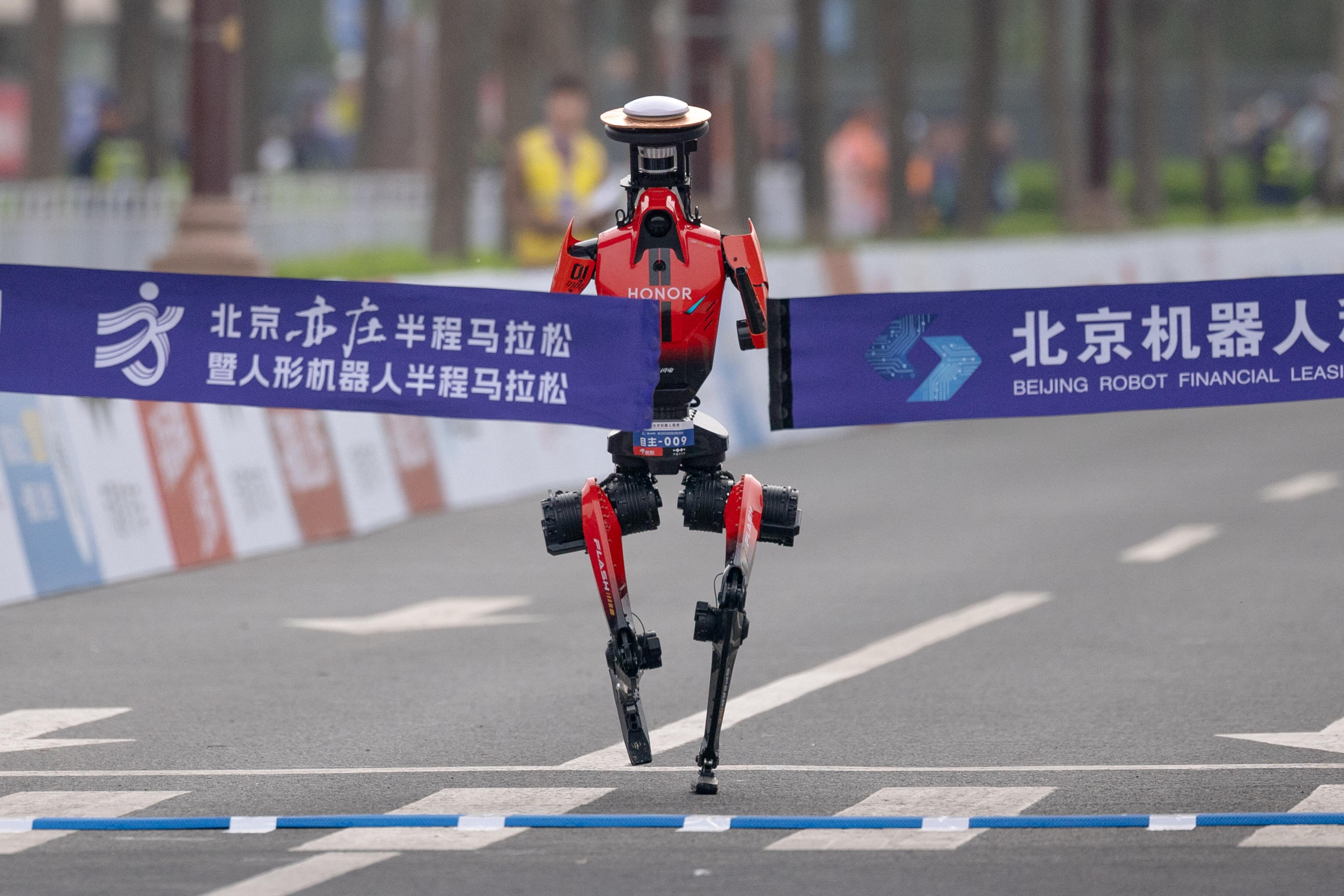 Un robot cinese ha battuto il record di Usain Bolt nei 100 metri [VIDEO]