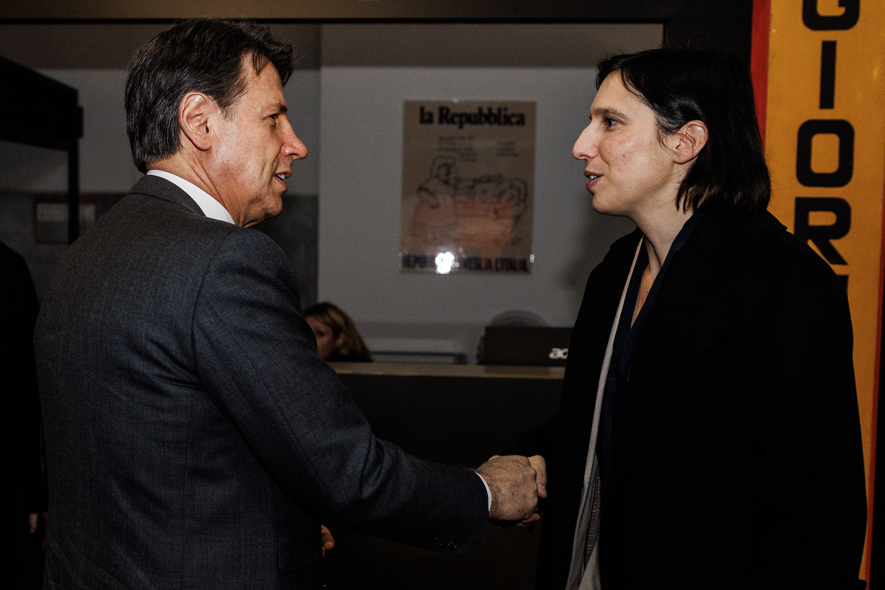 Il no di Conte al "woke" suona come un guanto di sfida alla segretaria del PD