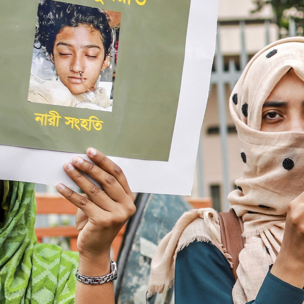 Copertina: Bangladesh, confermata la pena capitale per il preside che bruciò viva la sua studentessa