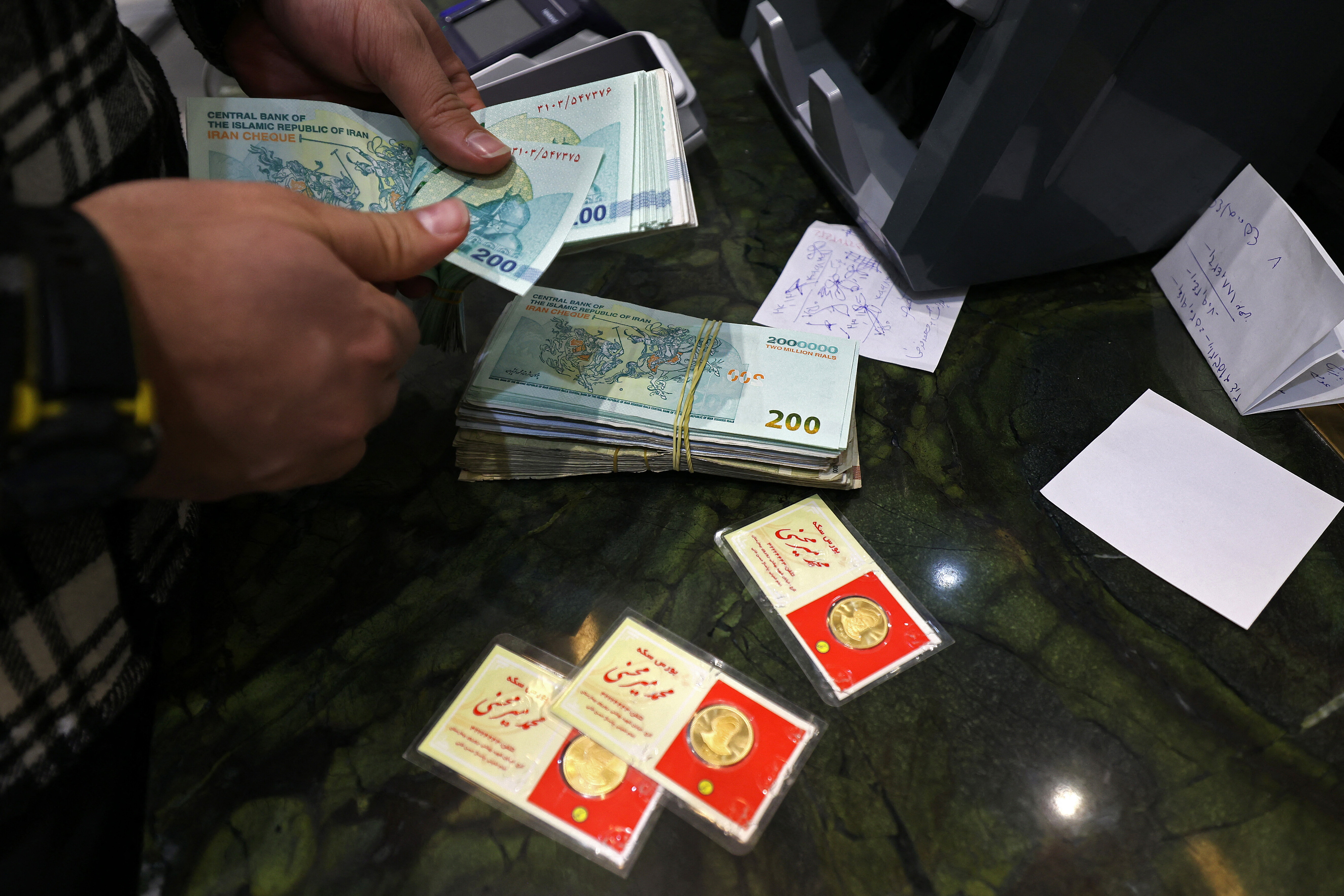 Iran, il rial crolla ma per la Banca Centrale di Teheran è solo un "deprezzamento temporaneo"