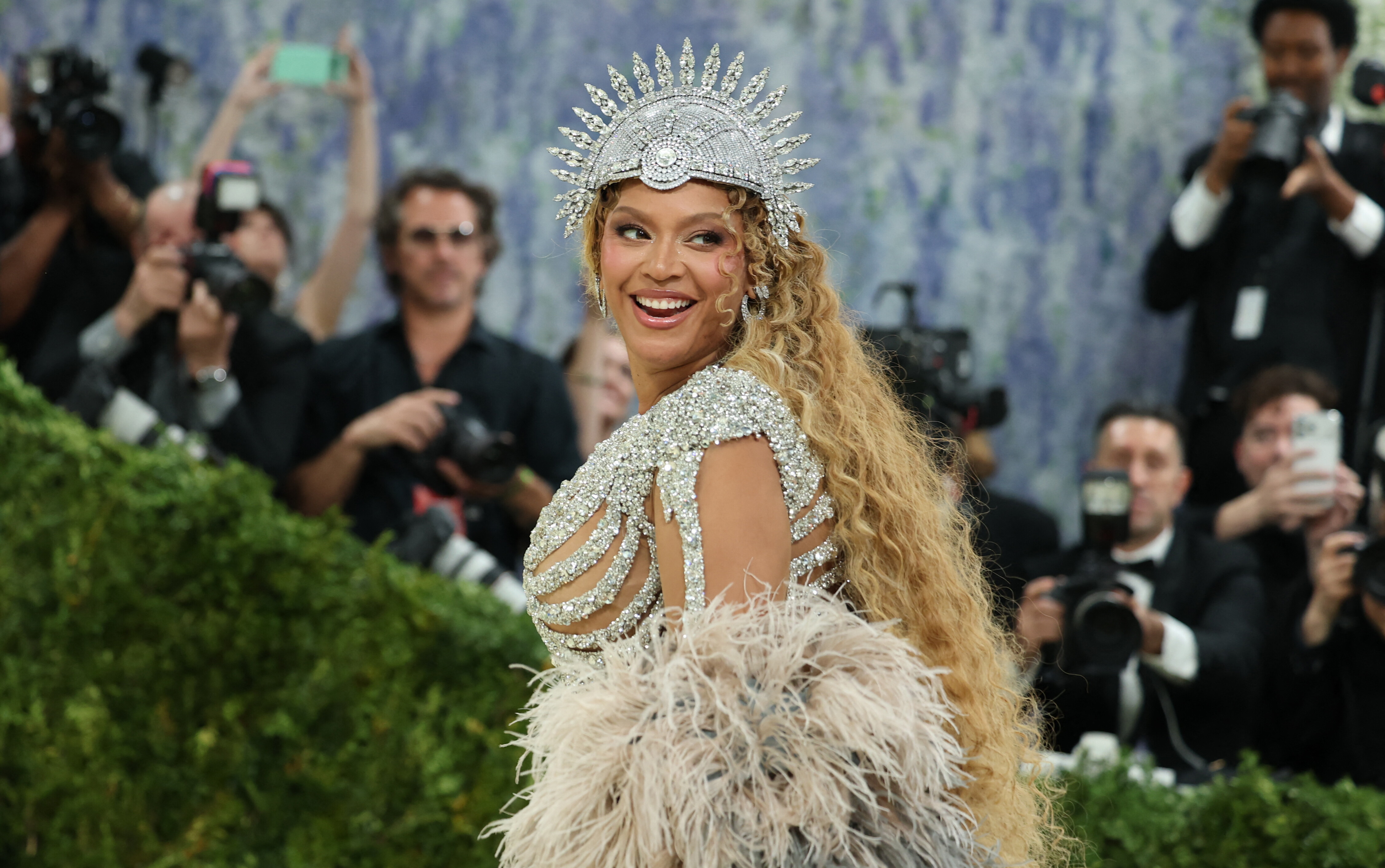 L'omaggio di Beyoncé alla regina del country: "Ha reso il mondo più felice"