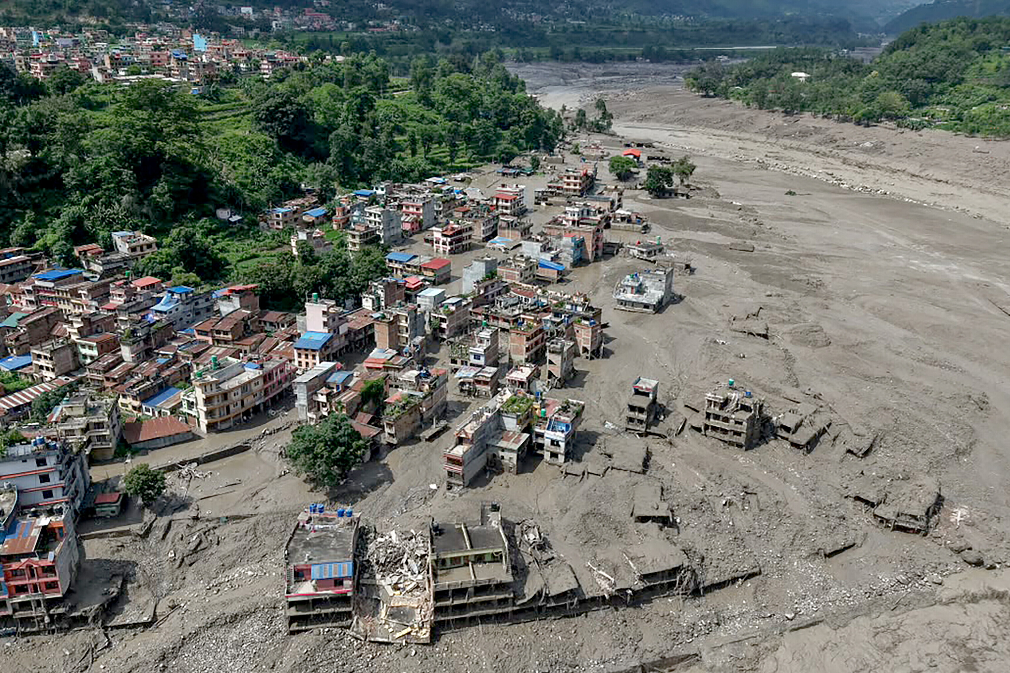 Nepal, una frana devasta il confine con la Cina: 8 morti e 384 dispersi [VIDEO]