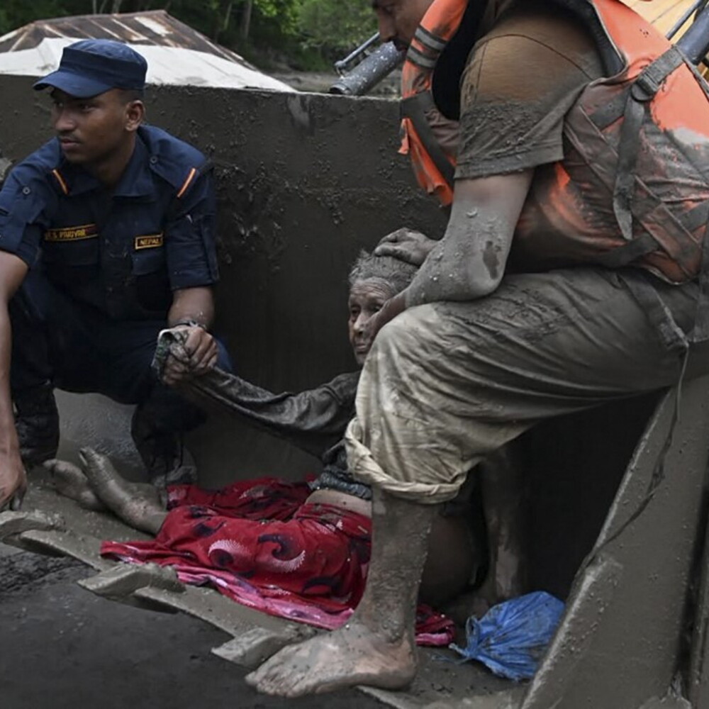 Anteprima: Una frana devasta il confine tra il Nepal e la Cina: 95 morti e 403 dispersi [VIDEO]