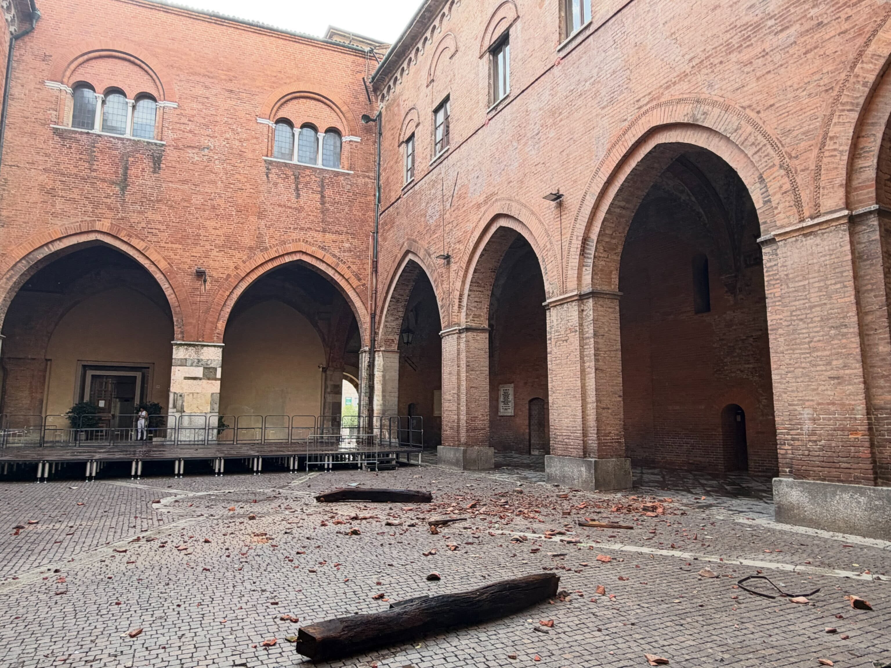 La grandine colpisce la Lombardia, una tromba d'aria a Cremona danneggia il Duomo e la Tor...