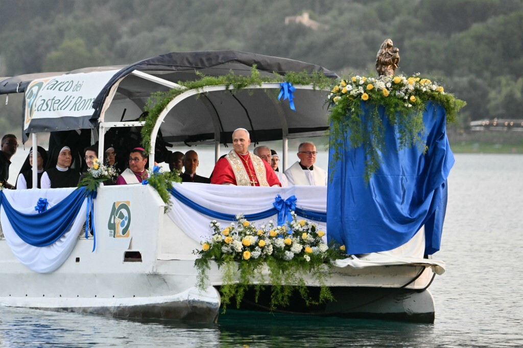 Il Papa in battello sul lago di Albano per la processione mariana