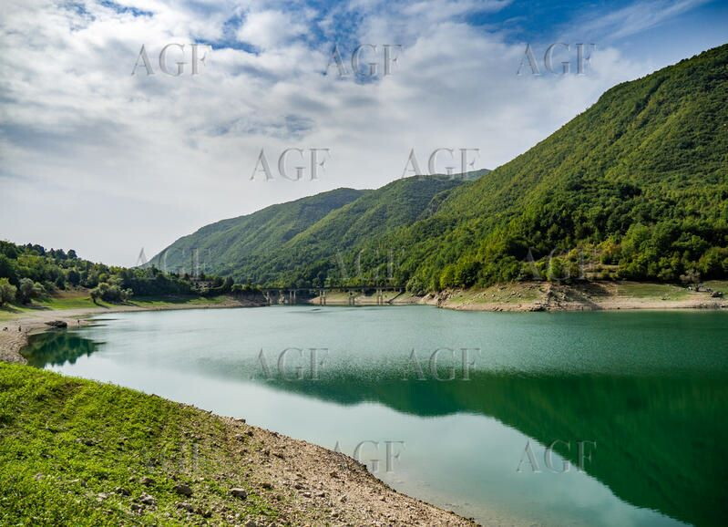 Giovane muore annegata nel lago del Turano