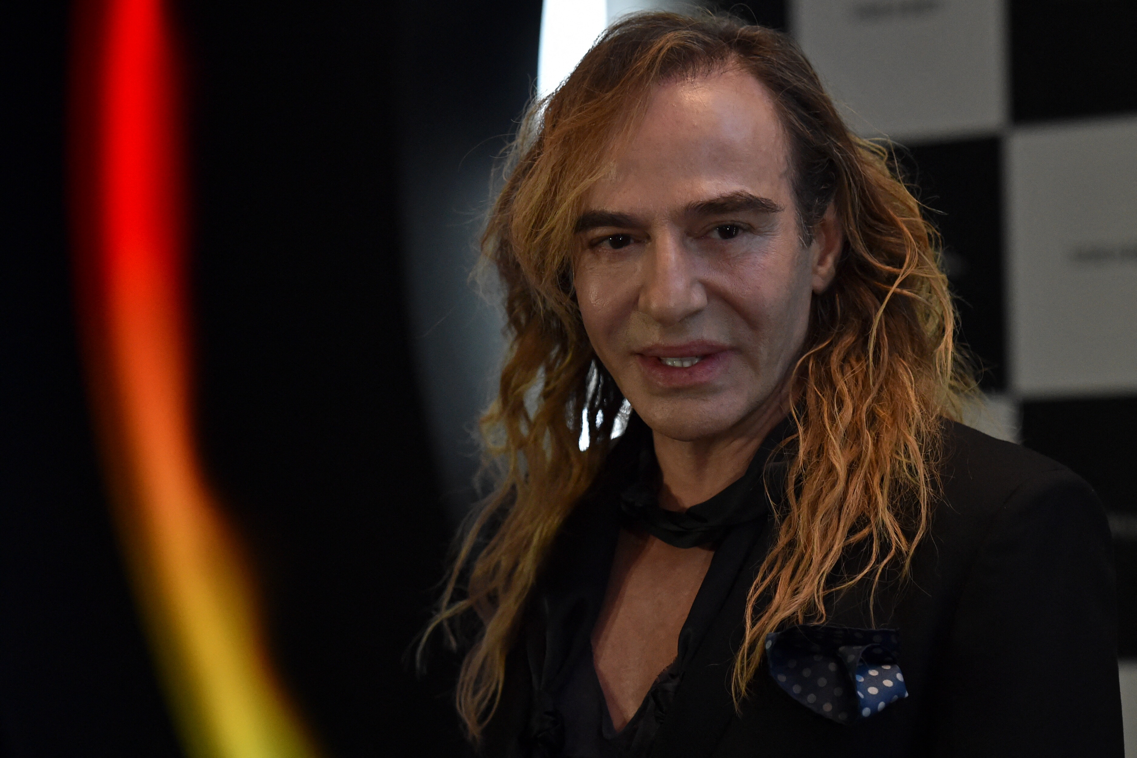 Dopo le proteste per le frasi antisemite il Met cancella la mostra su John Galliano