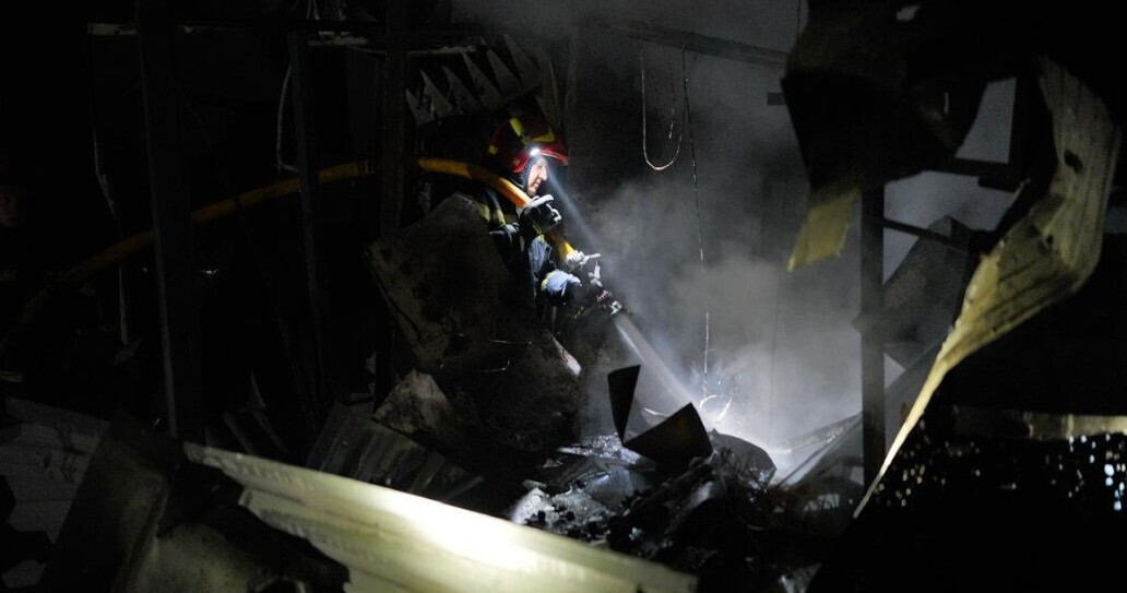 Nella notte raid russi su Kiev. Mosca colpisce un deposito ferroviario, 7 morti