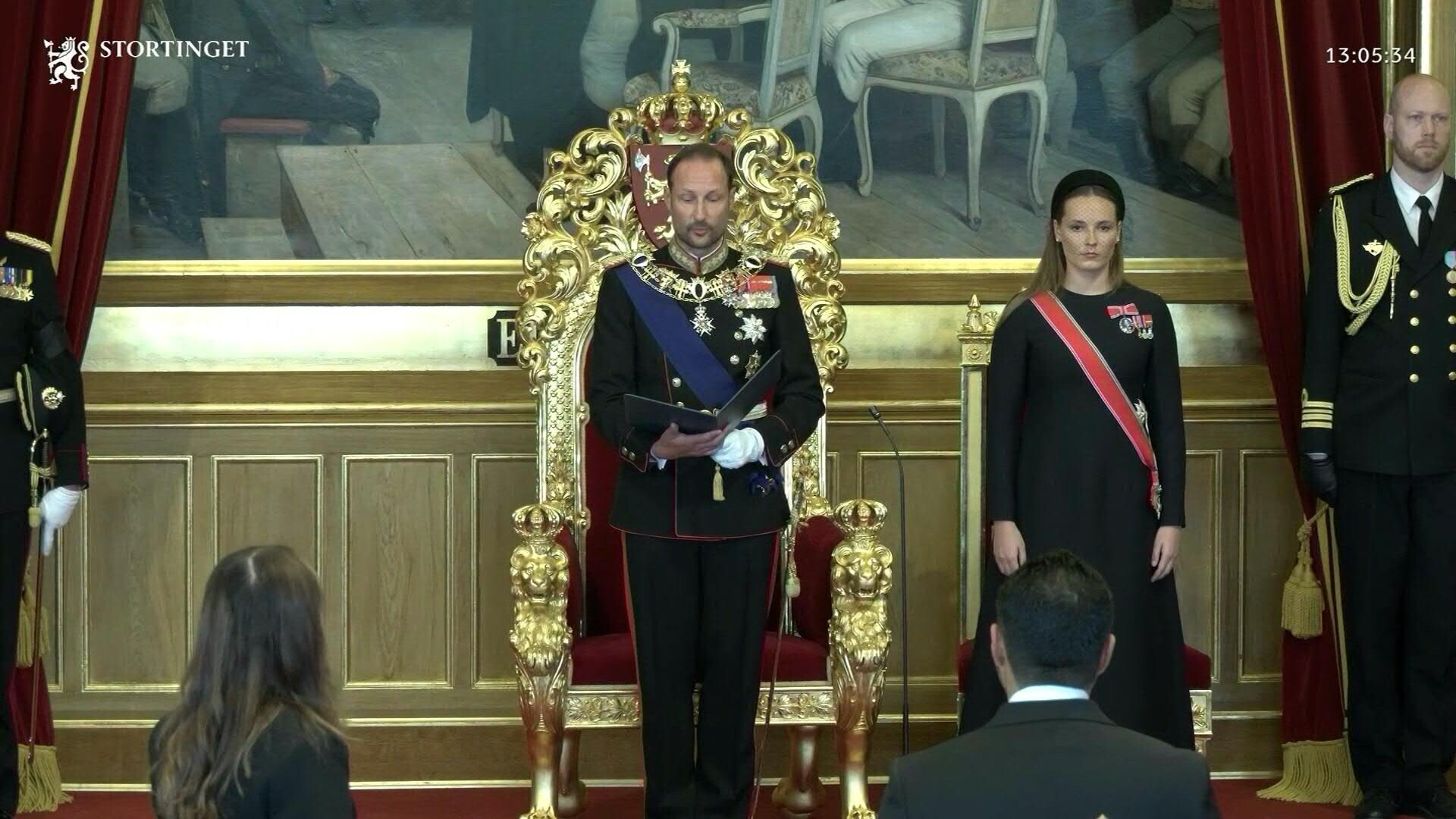 Re Haakon VIII giura al Parlamento a Oslo, accompagnato dalla figlia erede al trono, mentre la regina Mette-Marit rimane in osservazione per complicazioni polmonari