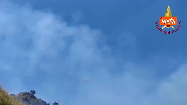 Fiamme minacciano abitazioni e strade a Taormina, intervento dei vigili del fuoco con canadair e elicotteri