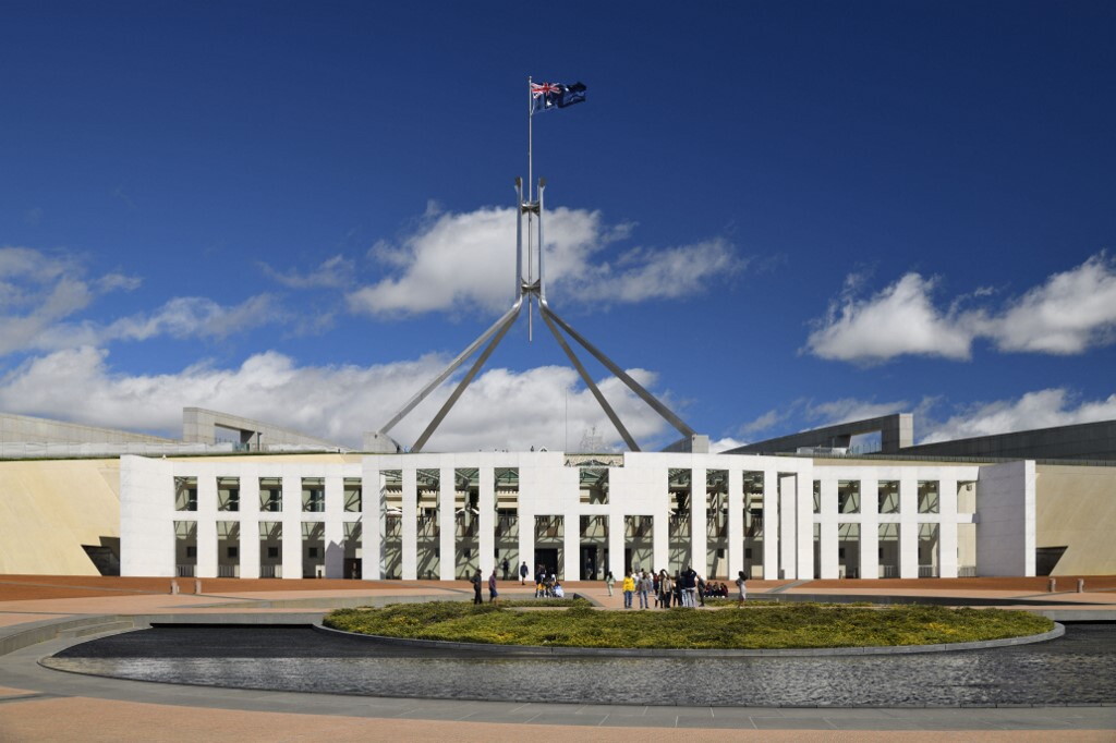 Documenti falsi generati dall'IA presentati al Parlamento australiano, con riferimenti inesistenti e informazioni non verificate
