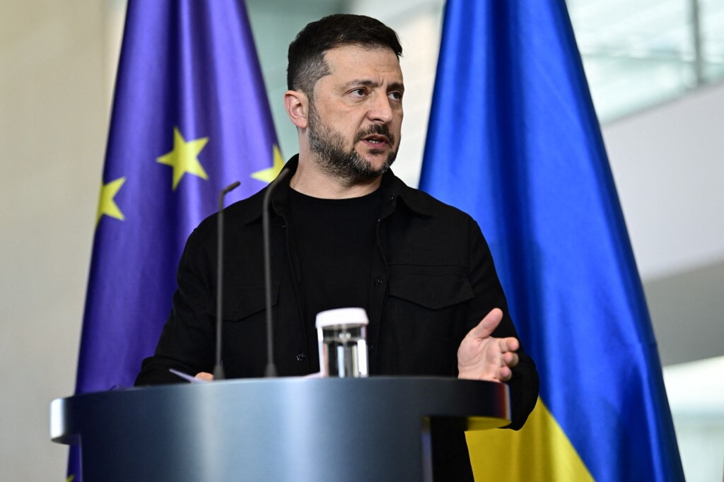 Zelensky: "I cieli russi non sono più sicuri per l'aviazione civile". Putin: "Fa terrorismo"