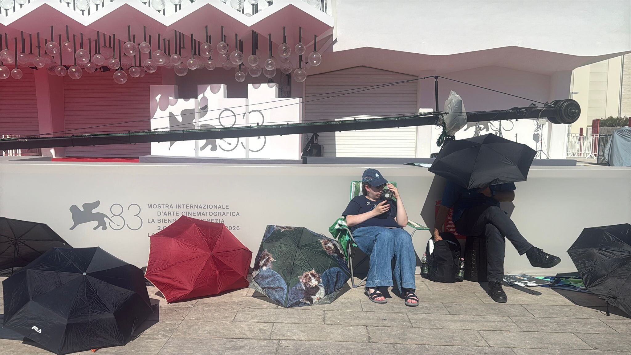 Mostra del Cinema, a Venezia è già febbre da red carpet: i fan si accampano per giorni