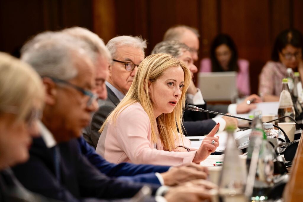 Parlamento italiano in sessione, con membri di Camera e Senato che esaminano provvedimenti legislativi
