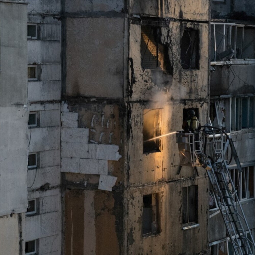 A Russian drone hits the 007 headquarters in Kiev. Zelensky warns: "We will react"