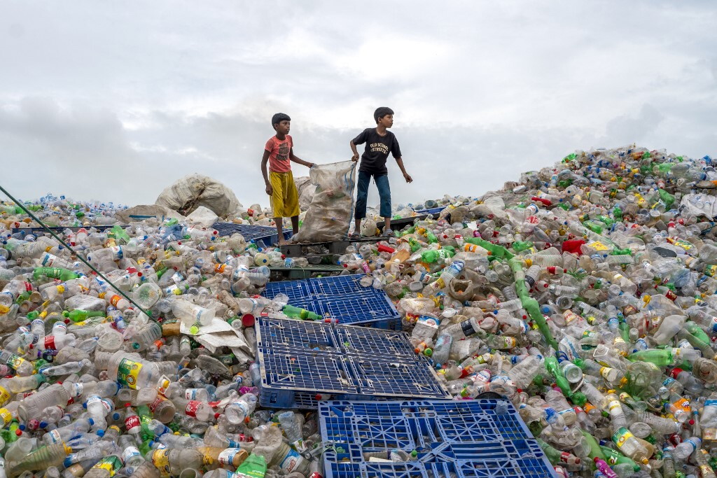 Scienziati discutono di un registro globale per la plastica, con dati e misurazioni su produzione e smaltimento