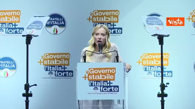 Giorgia Meloni parla al pubblico a Bari durante l'evento di Fratelli d'Italia per il record di durata del governo