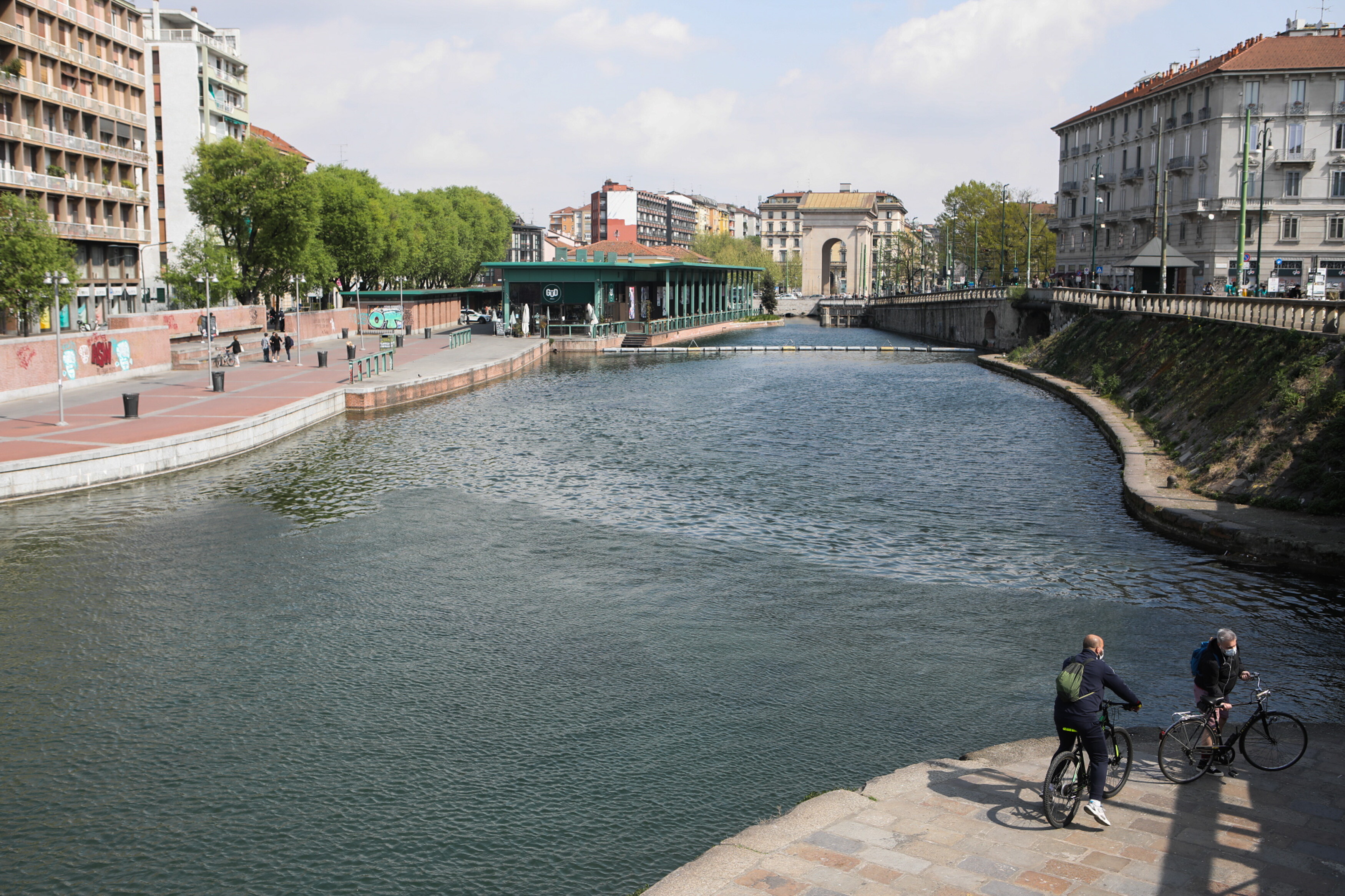 Chiazza di gasolio nei Navigli per 28 km, i liquami arrivano in Darsena a Milano