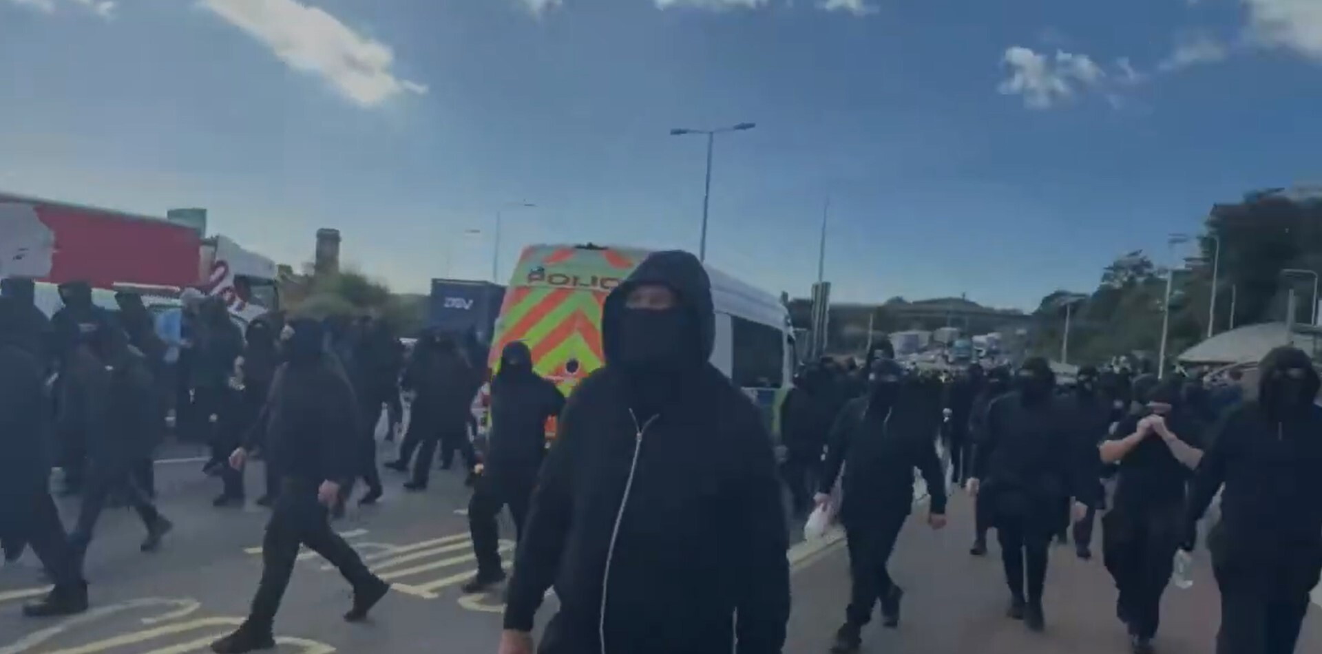 Centinaia di 'incappucciati' hanno bloccato il porto di Dover [VIDEO]
