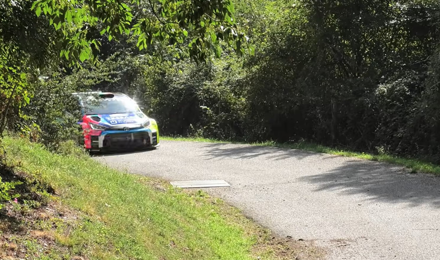 Incidente al Rally Mille Miglia, auto fuori pista uccide uno spettatore
