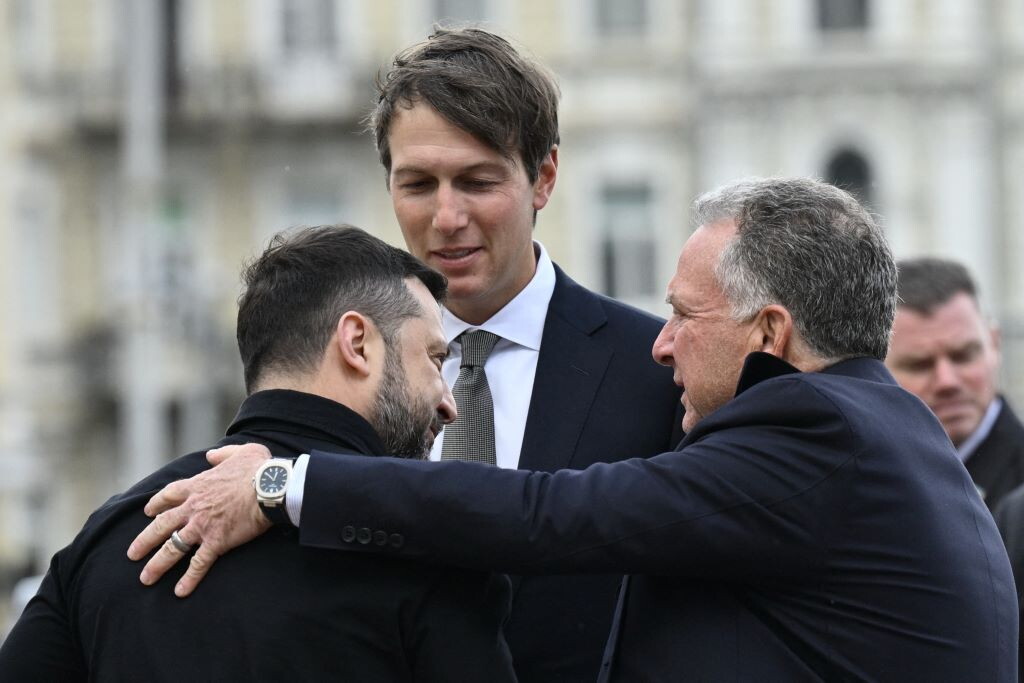 Gli inviati di Trump per la prima volta a Kiev. Zelensky: "La pace è necessaria"