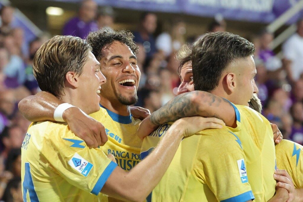 Frosinone e Venezia in campo, giocatori in azione durante un match di calcio
