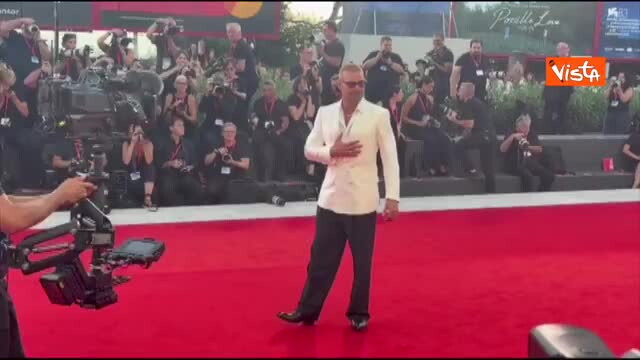 Ricky Martin incanta il red carpet di Venezia 83. Ha scelto un blazer bianco e pantaloni neri