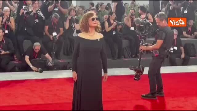 Venezia 83, Susan Sarandon sfila sul red carpet elegantissima in total black con scollo a barca