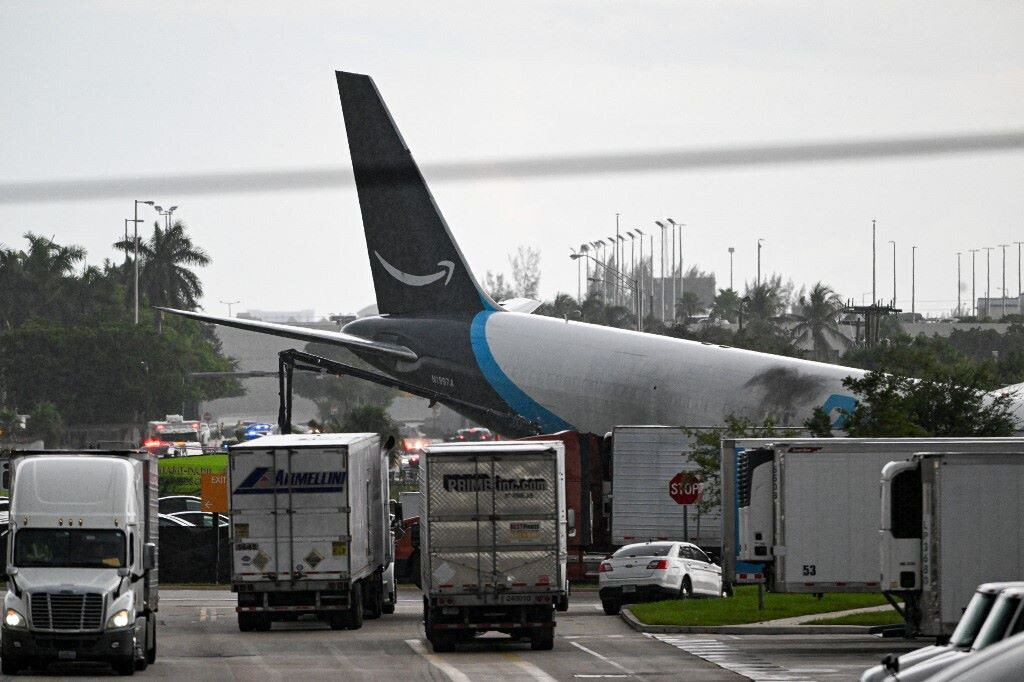 Un aereo cargo di Amazon esce di pista a Miami, cinque morti e tre feriti gravi