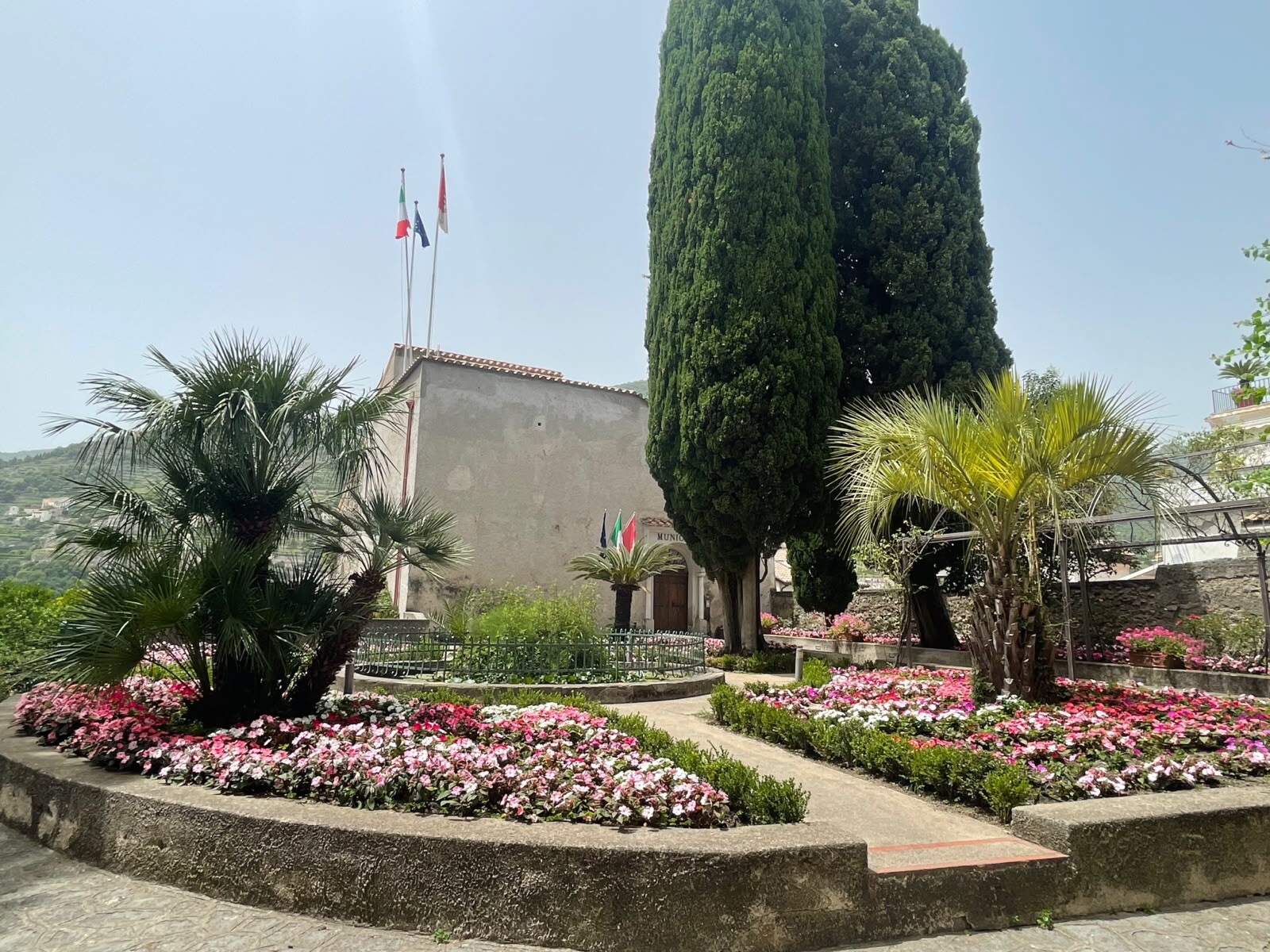 Ravello si prepara al matrimonio di Ilary Blasi e Bastian Muller. Chi sono gli invitati