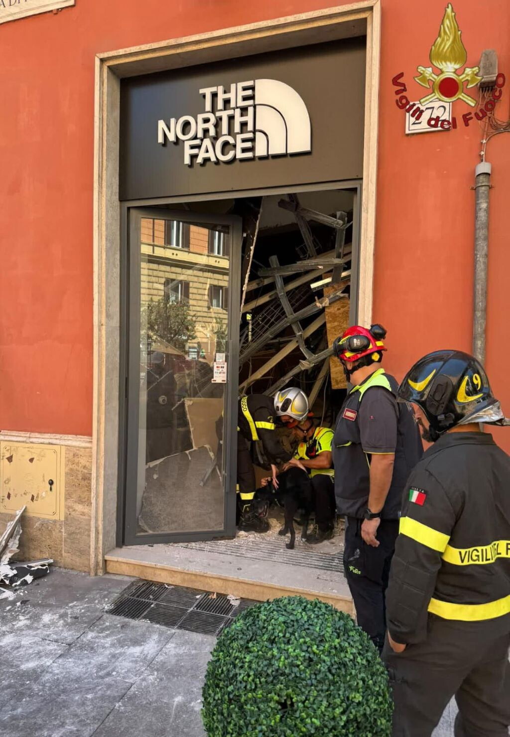 Crolla il solaio di una palazzina a Roma, soccorse quattro persone. Nessun ferito [VIDEO]