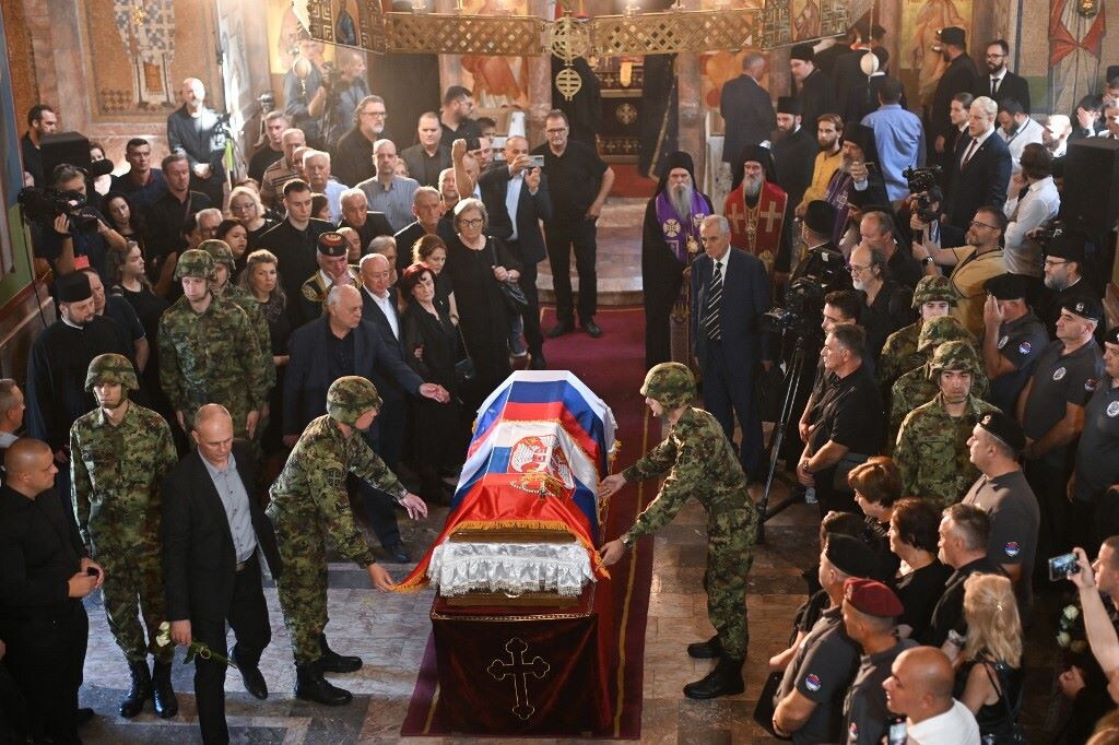 Folla per Mladic ai funerali di Stato, l’ira dell'Ue: “Non si glorifica un criminale di guerra”
