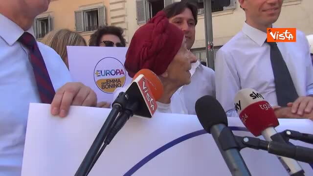 Emma Bonino, leader di +Europa, viene trasportata in ambulanza all’ospedale Santo Spirito di Roma in gravi condizioni