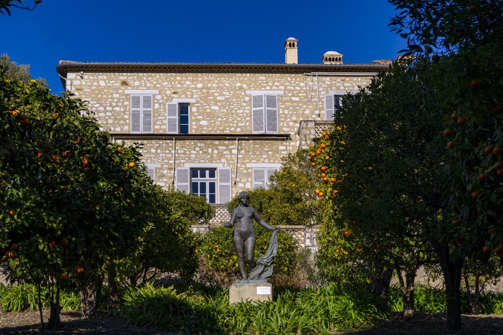 Furto da 9 milioni al Museo Renoir in Francia, rubati quattro quadri, uno abbandonato nella fuga
