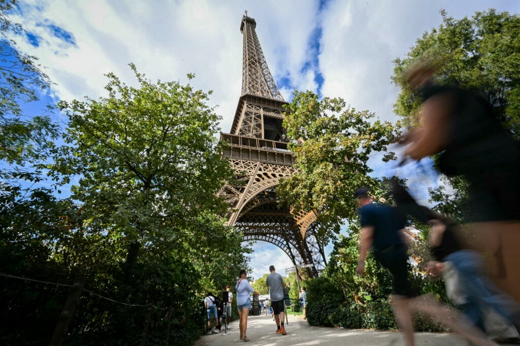 Lavoratrici della Tour Eiffel "nascoste" durante una visita di un gruppo indù, sciopero e reazioni del sindaco di Parigi, immagine di approfondimento