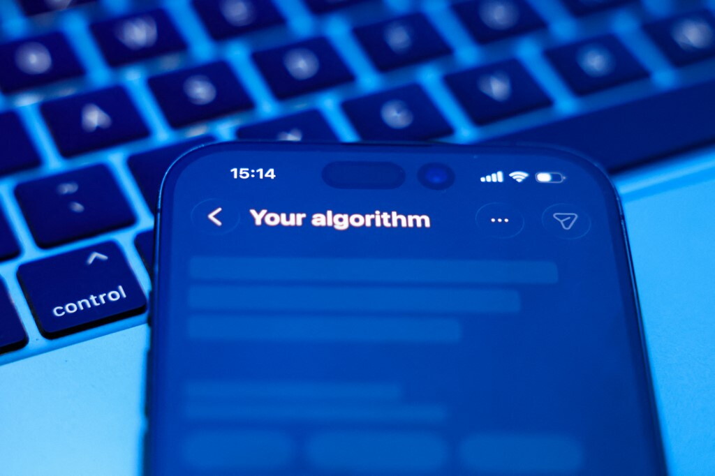 Utenti australiani potranno disattivare algoritmi social, nuove norme per proteggere i più giovani