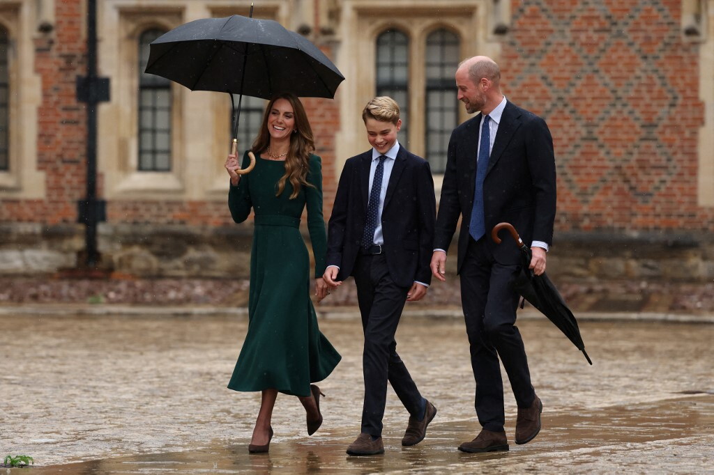 Il principe George arriva a Eton sotto la pioggia: il primo giorno di scuola con William e Kate
